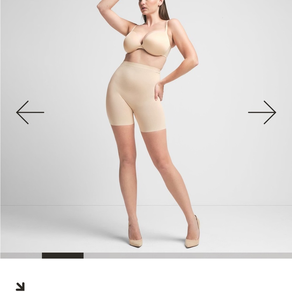 SKIMS LOW BACK SHORT